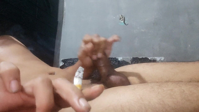 KontolVandem: Hintli adam mastürbasyon yapmak için ellerini kullanıyor