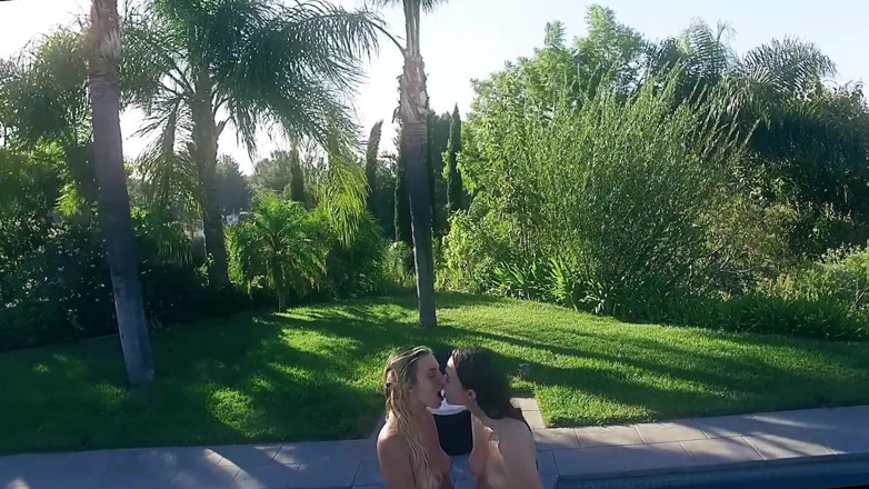 Sunset seductions: Loira e morena lambendo buceta à beira da piscina