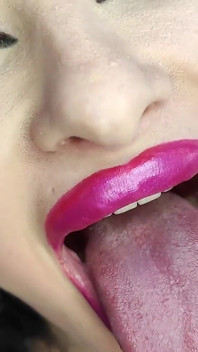 Giantess 7 minik kişiyi yiyor ve sindiriyor