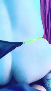 Transmeisje Emma Ink rolt op een grote lul en kreunt hard