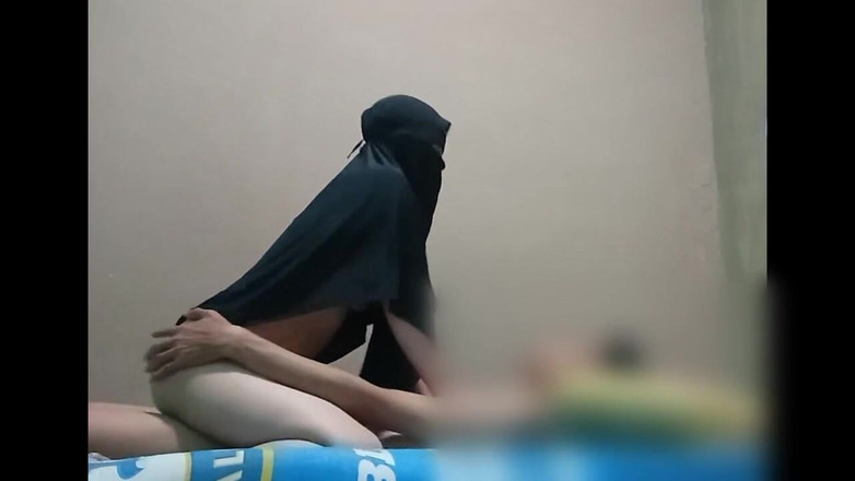 Famly sex: सुंदर हिजाब पहनी पड़ोसन के घर लौटना हॉट