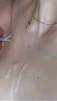 Rothaariges teenie gefickt und von einem reifen schwanz auf kleine titten abspritzen