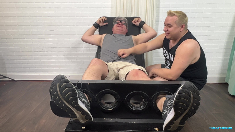 Ticklish Chubs: La famigerata due o l'infame due, viene solleticata!