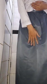 Aziatische travestiet masturbeert en komt klaar in het uniform van een glad universiteitsmeisje