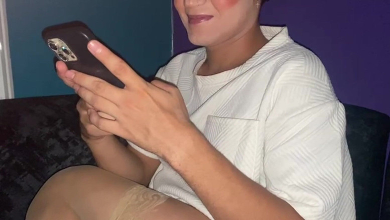 Tomas Styl: Femboy is alleen thuis en belt de man die hij...