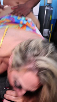 Une MILF sexy se fait baiser par les grosses bites noires de sa fille