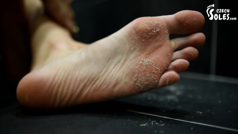 Czech Soles - foot fetish content: Pele de solas ásperas a seu pedido + fazendo uma pedicure