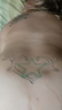Une femme coquine attachée, baisée et crémée