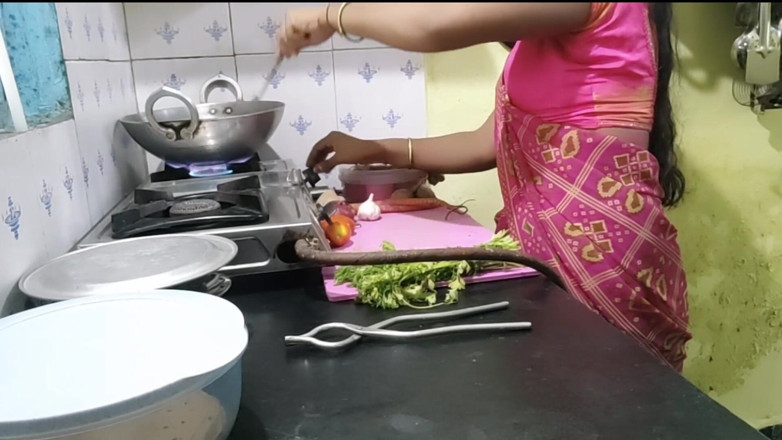 Mumbai Ashu: 義理の妹が台所で料理をしていたとき、義理の兄が来て彼女を去りました。
