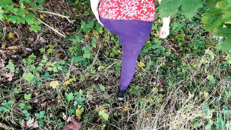 Bouncy Tits Action: 올드 캐슬에서 벌거벗은 가슴 이길