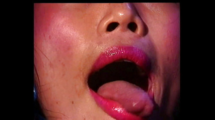 Toy Sluts: Roztomilá asijská milfka si tře kundičku