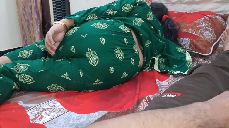 QueenbeautyQB: सौतेली मम्मी के साथ बिस्तर फिर से साझा करना - वह क्योंकि बहुत हॉट है