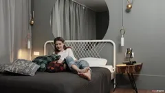 Olivia用她超级紧致的阴户手淫并用假阳具自慰