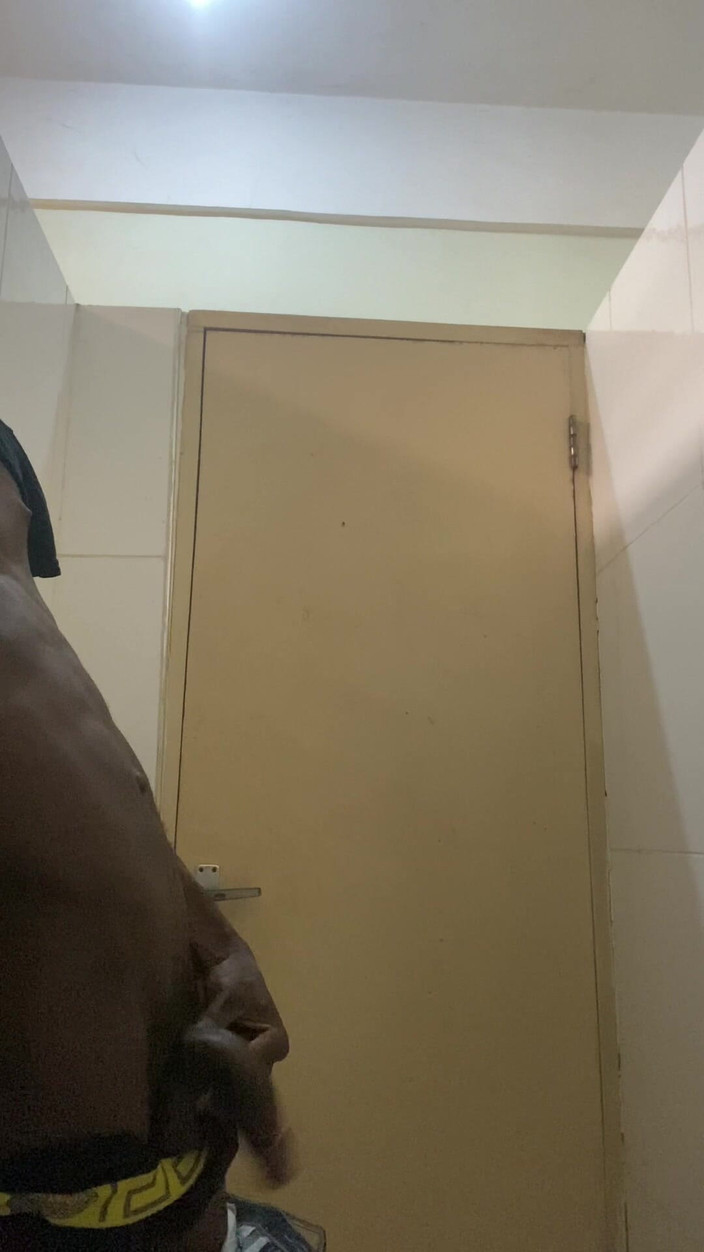 Slimniqqa: 공공 화장실에서 흑인 대물 사정 - 1부