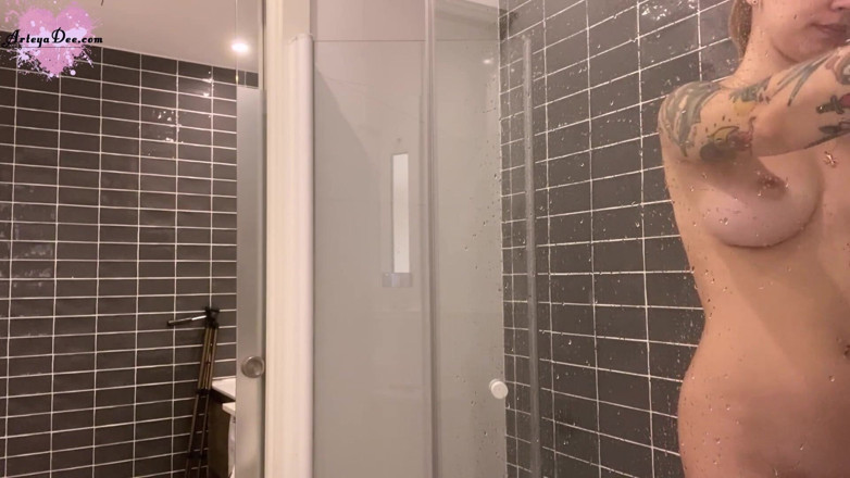 Arteya: Hot girl washes his sexy body and pissing in the...