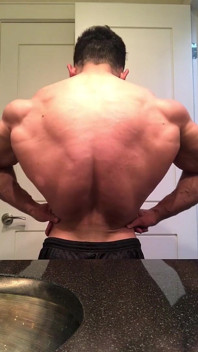 Wichsender bodybuilder benji bastian biegt seine riesigen, zerfetzten muskeln