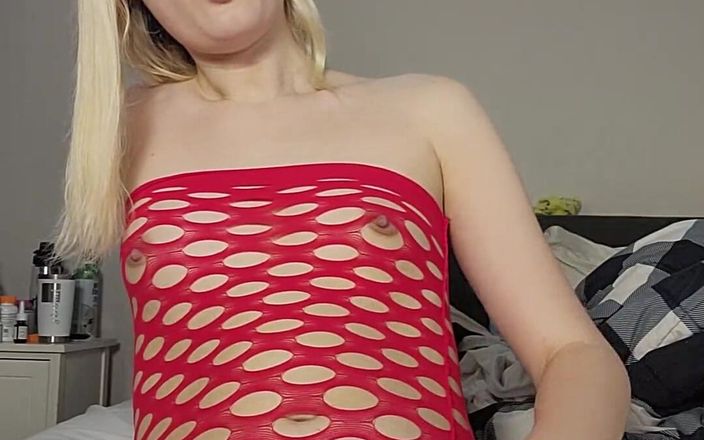 Hapatrap: Underbar tjej rycker av i sexig röd underkläder