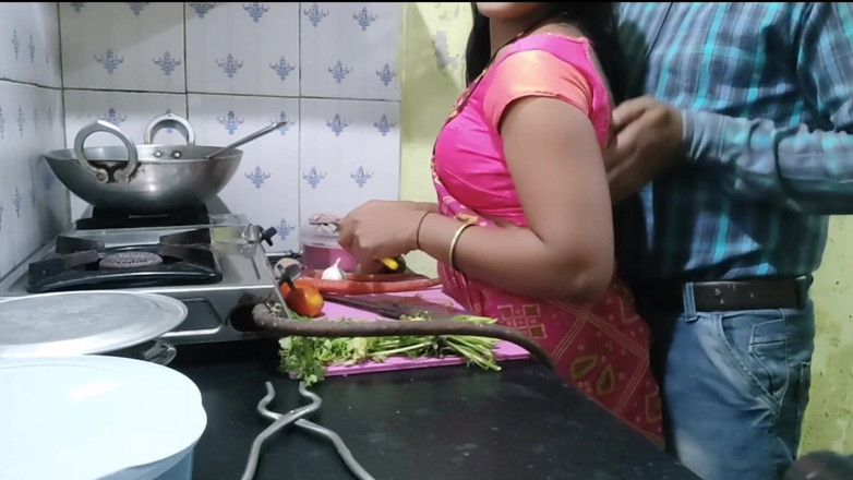 Mumbai Ashu: Desi cunhada estava cozinhando comida na cozinha quando seu cunhado...