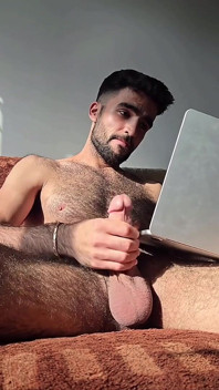 Mi cuerpo late, mi cuerpo arde de deseo, y todo lo que quiero es que me veas perder el control.