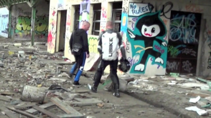 Crunch Boy: John Adams zerżnięty na zewnątrz przez prostego motorbikera na zewnątrz