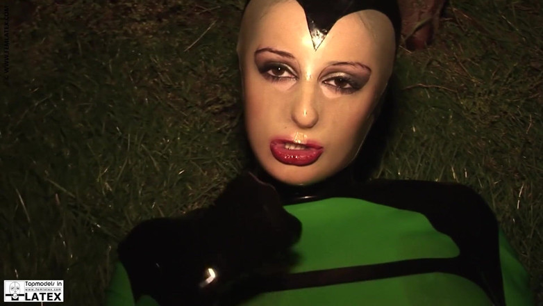 Fem Latex: 쪼이는 라텍스 캣수트를 입고 자위하는 날씬한 모델
