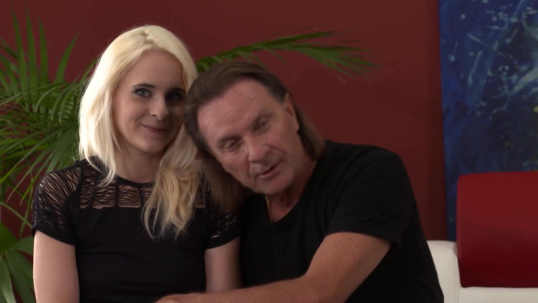 German Porn: Blondine anaal zonder doodsangk: hete blondine houdt van anaal van...