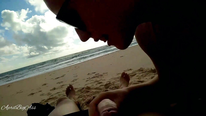 April BigAss: Minum kencing di pantai dan jalan