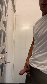 Junge männer allein im waschsaal