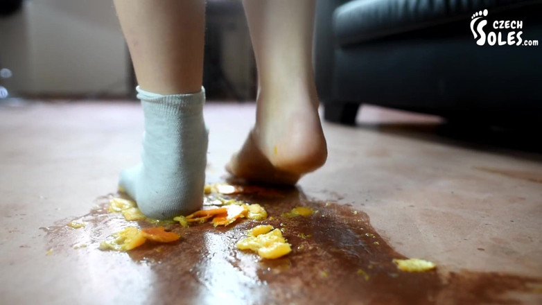 Czech Soles - foot fetish content: โซเฟีย บดผลไม้กระจายด้วยถุงเท้าเก่าๆ