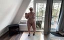 Alice Stone: Spogliarello puttana mostra le sue curve davanti alla finestra che...