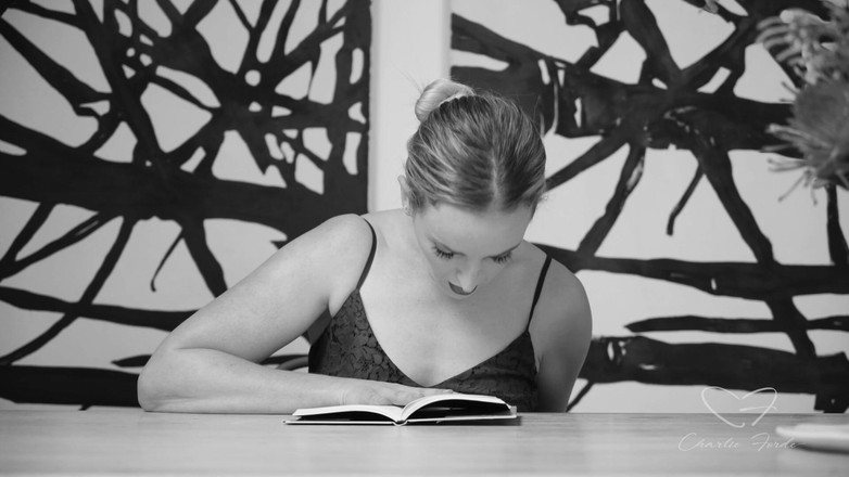 CharlieForde: Ode Ke Kesusasteraan Histerikal Yang Menampilkan Charlie Forde, Amber Moore