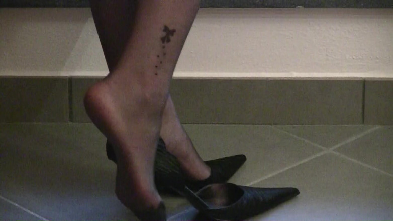 Nyllady: Předvádění nové černé dekoltu