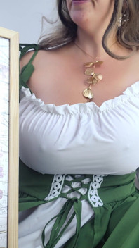 Elegantní manželka v nádherných šatech předvádí svá velká prsa a masturbuje.