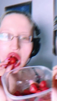 Asmr strawberry eating - asmr, gafas, gianess, lápiz labial, labios grandes, musculada, comida, fetiche facial, uñas largas