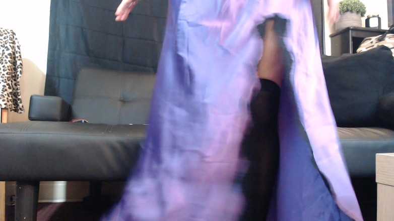 Abby Anna: Sexy mit doppelt gekreuzten beinen, dessous