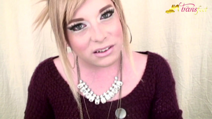 Trans and Cross-Dressers Feet: Blond tranny Mallory i jej piękne różowe paznokcie