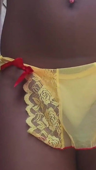 सेक्सी पीले अंडरवियर में मेरी चूत को रगड़ने के लिए छेड़ना