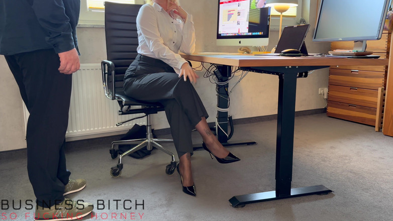 Business Bitch: Heiße sekretärin in bürohosen hat vorstellungsgespräch, blowjob-sex mit chef - business-schlampe