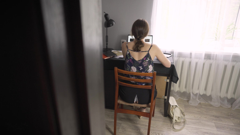 Teasecombo 4K: Sledoval jsem, jak sexy sekretářka pracuje v roztrhaných kalhotách