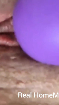 Memerah buah dada saya menghisap puting saya yang merangsang kelentit saya dengan kaki batang diikat lebar terbuka luas