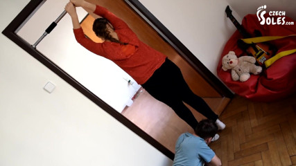 Czech Soles - foot fetish content: Дівчина тренує ноги та шкарпетки, нюхають