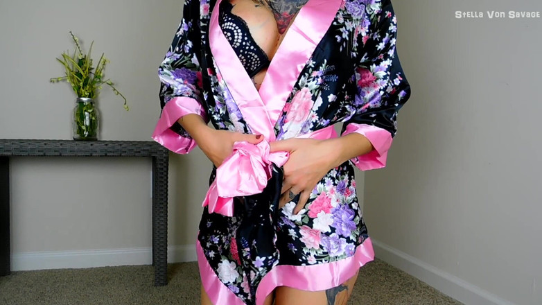 Stella Von Savage: Robe en satin brillant, coaching masturbatoire et pipe en POV