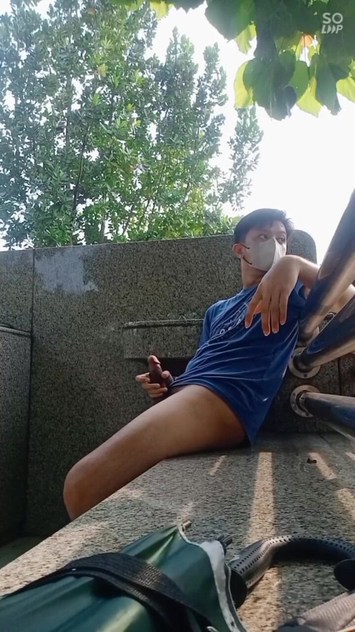 Rent A Gay Productions: Aisa Joven Twink Al Aire Libre Masturbarse Y Correrse