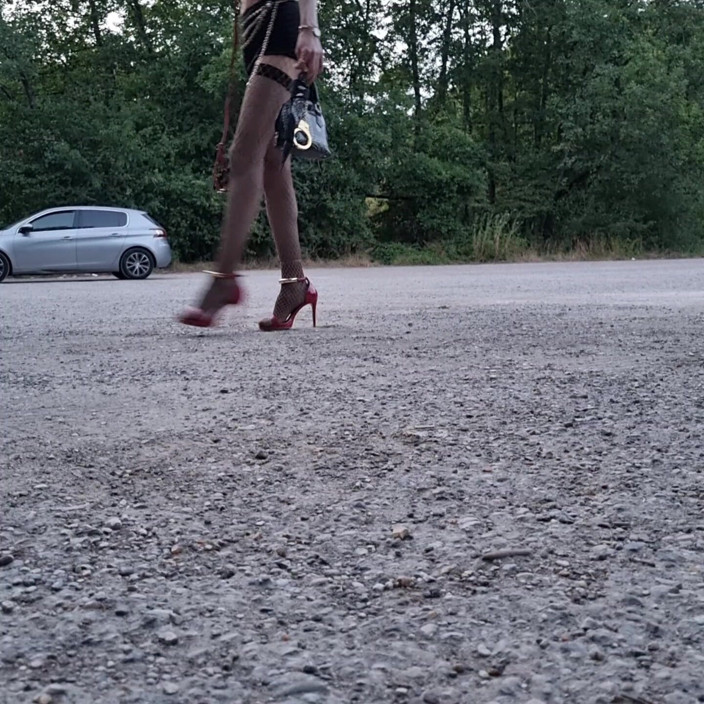 VaneSsa BiTCHx: Um professor se exibe no estacionamento de La Faisanderie.