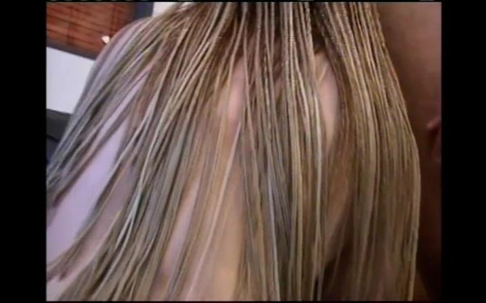 TRANS-ATLANTIC: 本物のトラニー痴女の尻が大きなビンテージコックによって巨大なおっぱいに犯され、射精されました