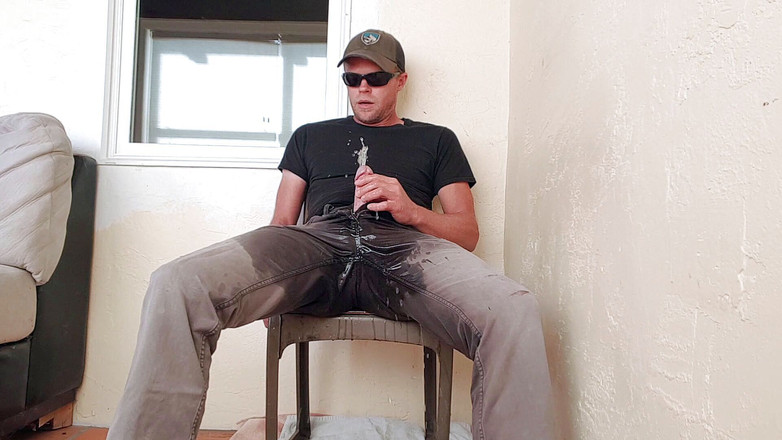 Lapetus: Blugi gri care se pișă de 5 ori pe verandă