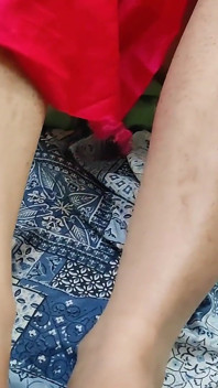 Mallu desi çift vücuda boşalıyor, sarili kız ayakla muamele ve vahşi seks yapıyor