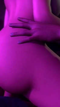 Puretaboo. Lisa अपने बॉयफ्रेंड के सौतेले पापा को बहकाती है और उसके बड़े लंड की सवारी करती है।