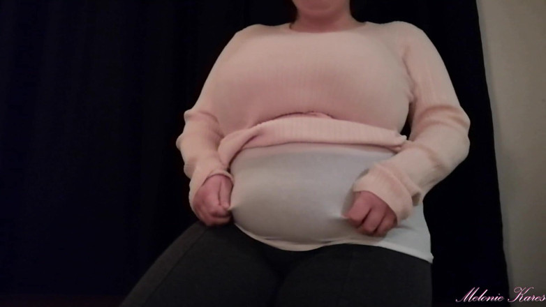 Melonie Kares: Une BBW se déshabille avec son ventre et ses seins