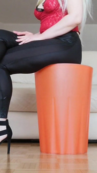 Raven: Zehen Klopfen Überkreuzte Beine Mit Hight Hells Und Latexhosen